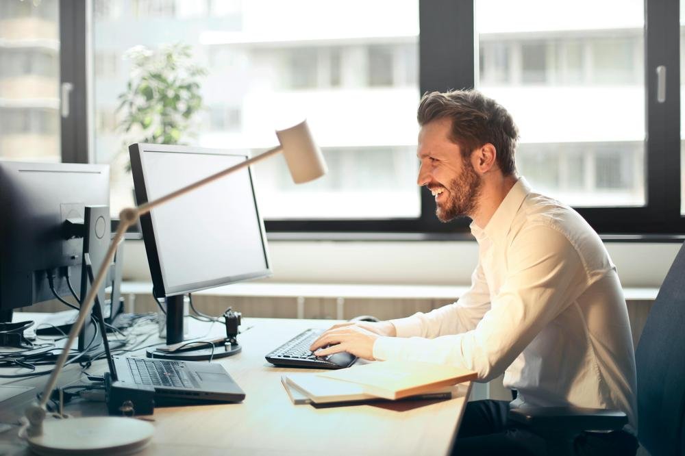 Medewerker die werk en mantelzorg combineert